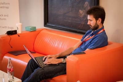 SmashingConf attendee on the Smashing couch